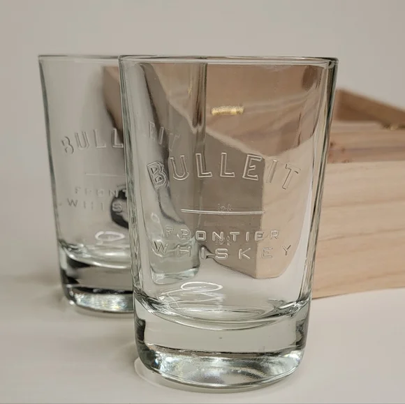 Bulleit Bourbon Whiskey Tumbler Glass gift set - Picture 9 of 15